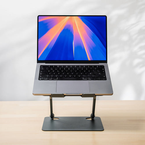 Inklapbare laptopstandaard met laptop erop